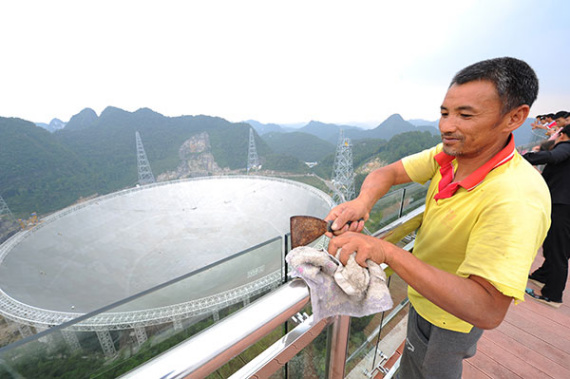 A worker cleans the guardrail of a sightseeing platform near the world's largest single-aperture telescope in Pingtang county, Guizhou province, in September.(Photo: China Daily/A worker cleans the guardrail of a sightseeing platform near the world's largest single-aperture telescope in Pingtang county, Guizhou province, in September.(Photo: For China Daily/Zhao Hui) A worker cleans the guardrail of a sightseeing platform near the world's largest single-aperture telescope in Pingtang county, Guizhou province, in September.(Photo: China Daily/A worker cleans the guardrail of a sightseeing platform near the world's largest single-aperture telescope in Pingtang county, Guizhou province, in September.(Photo: For China Daily/Zhao Hui)