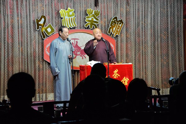 People watch a cross talk show at the Celebrities Tea House in Tianjin, April 25, 2017. (Photo by Li Ping/chinadaily.com.cn)