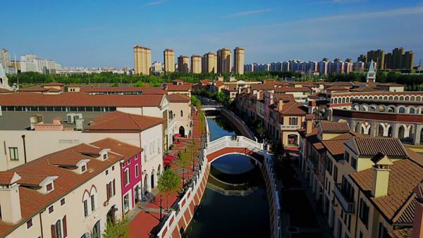 An aerial photo of the Florentia Village outlets on April 28, 2017. (Photo by Long Hua/provided to chinadaily.com.cn)