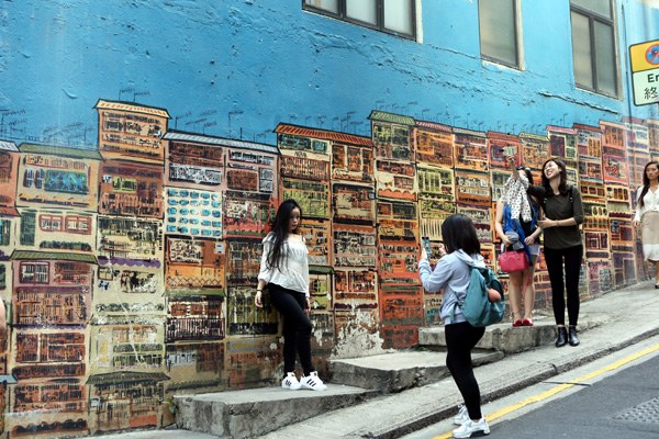 Tourists pose for photos in the city's main financial district. (Photo by Li Peng/Xinhua) Tourists pose for photos in the city's main financial district. (Photo by Li Peng/Xinhua)