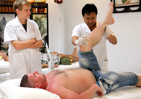 A Russian patient receives traditional Chinese medicine therapy at a hospital in Sanya, Hainan province, in February. (Photo provided to China Daily) A Russian patient receives traditional Chinese medicine therapy at a hospital in Sanya, Hainan province, in February. (Photo provided to China Daily)