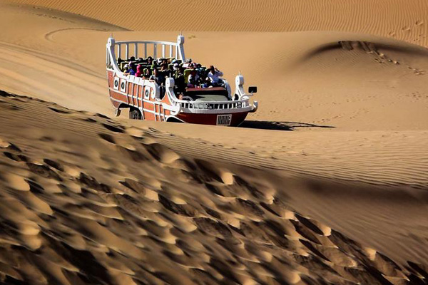 Photo taken on Aug 6, 2015 shows people visiting Xiangshawan Desert in Ordos, North China's Inner Mongolia autonomous region. (Photo/Xinhua) Photo taken on Aug 6, 2015 shows people visiting Xiangshawan Desert in Ordos, North China's Inner Mongolia autonomous region. (Photo/Xinhua)