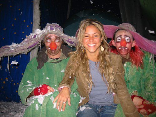 Colombian singer Shakira poses with performers from Slava's Snowshow (Photo/Courtesy of Zhao Pingping) Colombian singer Shakira poses with performers from Slava's Snowshow (Photo/Courtesy of Zhao Pingping)