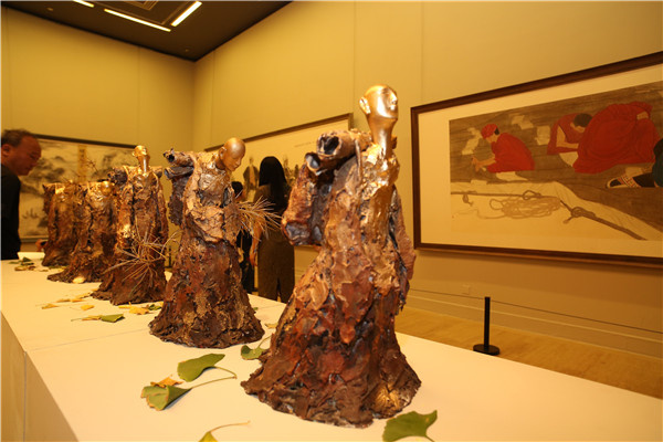 Visitors attend the ongoing Beijing International Art Biennale that features more than 600 paintings, sculptures and installations from more than 100 countries.(Photo provided to China Daily) Visitors attend the ongoing Beijing International Art Biennale that features more than 600 paintings, sculptures and installations from more than 100 countries.(Photo provided to China Daily)