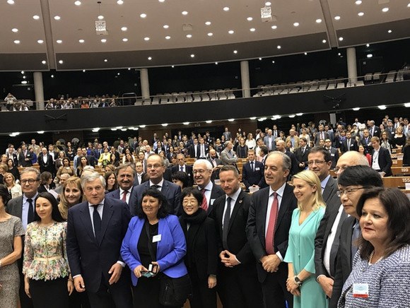 European Parliament President Antonio Tajani, Chinese Ambassador to the European Union Yang Yanyi and other EU officials said on Wednesday in Brussels that China is Europe's driving force of tourism sector. (Photo: For China Daily/Fu Jing) European Parliament President Antonio Tajani, Chinese Ambassador to the European Union Yang Yanyi and other EU officials said on Wednesday in Brussels that China is Europe's driving force of tourism sector. (Photo: For China Daily/Fu Jing)