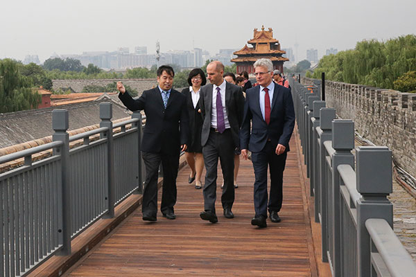 Guests get a tour of the northern wall of the Forbidden City in Beijing on Wednesday, one day before that wall was opened to the public for the first time. (Jiang Dong/China Daily) Guests get a tour of the northern wall of the Forbidden City in Beijing on Wednesday, one day before that wall was opened to the public for the first time. (Jiang Dong/China Daily)