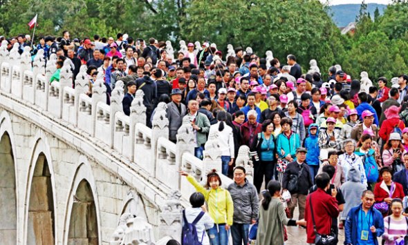 Like many scenic spots around the nation, Beijing's Summer Palace is packed on Oct. 2, 2017. (JIANG DONG / CHINA DAILY)