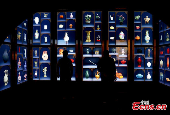 Visitors at the newly opened digital center of the Palace Museum in Beijing, Oct. 10, 2017. Visitors can now understand the rich history and culture through all kinds of new technology in the center. (Photo: China News Service/Du Yang) Visitors at the newly opened digital center of the Palace Museum in Beijing, Oct. 10, 2017. Visitors can now understand the rich history and culture through all kinds of new technology in the center. (Photo: China News Service/Du Yang)