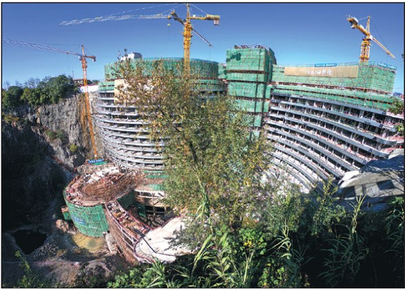 The structure of the world's first quarry hotel, Sheshan Shimao Quarry Hotel, has been completed in Shanghai. (Gao Erqiang / China Daily)