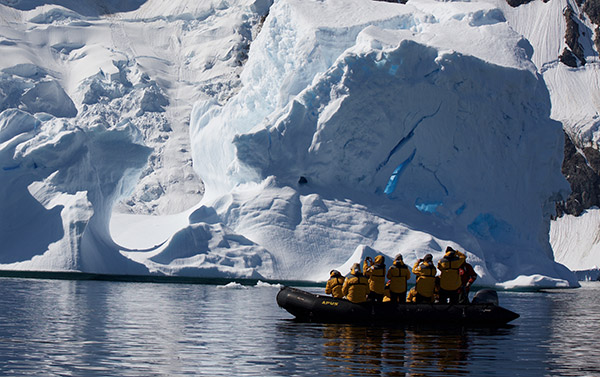 Visitors tour Antarctica in January 2017. (Photo by Wang Yanan / For China Daily) Visitors tour Antarctica in January 2017. (Photo by Wang Yanan / For China Daily)