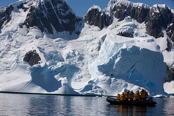 Chinese tourists take photos near the South Pole.(Photo by Wang Yanan/China Daily) Chinese tourists take photos near the South Pole.(Photo by Wang Yanan/China Daily)