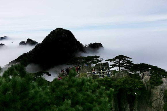 Mist shrouds the Mount Huangshan scenic area in Auhui Province on Oct. 18, 2017. Mountain peaks appear partly hidden after a recent rainfall. (Photo/Asianewsphoto) Mist shrouds the Mount Huangshan scenic area in Auhui Province on Oct. 18, 2017. Mountain peaks appear partly hidden after a recent rainfall. (Photo/Asianewsphoto)