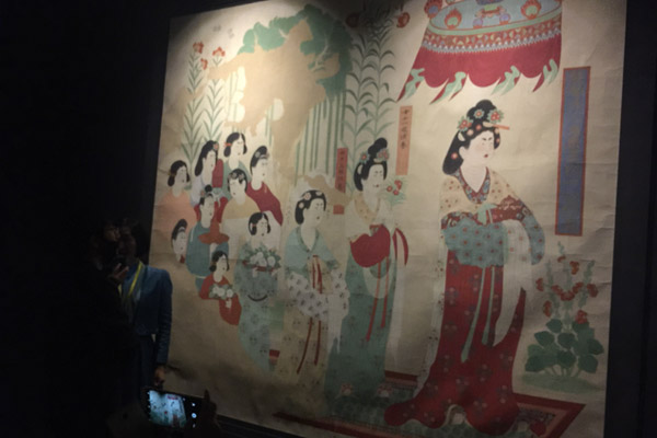 The ongoing show Mysterious Dunhuang, at a temporary exhibition space in Nanshan district in Shenzhen, features reconstructions of individual caves of the Mogao Grottoes. It lets visitors appreciate the art in detail and provides an immersive experience via cutting-edge technology. (Photo provided to China Daily) The ongoing show Mysterious Dunhuang, at a temporary exhibition space in Nanshan district in Shenzhen, features reconstructions of individual caves of the Mogao Grottoes. It lets visitors appreciate the art in detail and provides an immersive experience via cutting-edge technology. (Photo provided to China Daily)