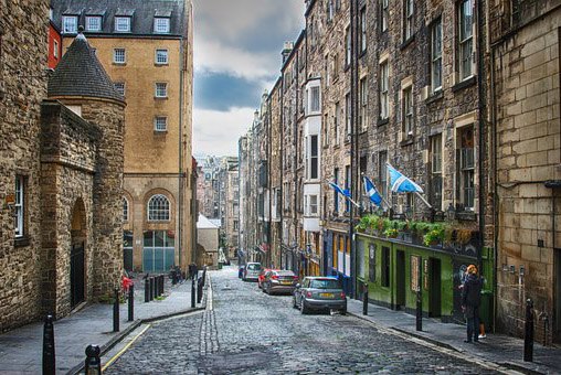 Mainland tourists pack Edinburgh