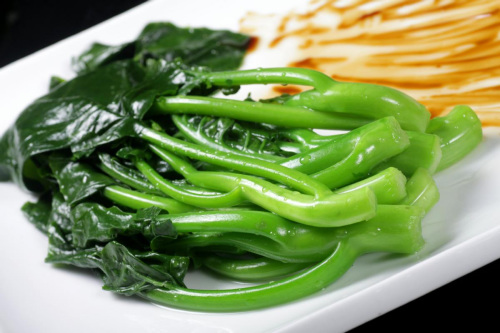 Stir-fried mustard greens. The vegetables are usually stir-fried to lock in the juices so they stay crisp but do not taste raw and green. (Photo Provided to China Daily) Stir-fried mustard greens. The vegetables are usually stir-fried to lock in the juices so they stay crisp but do not taste raw and green. (Photo Provided to China Daily)