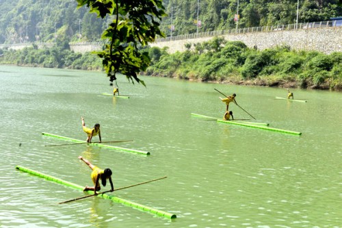 Students from the Minzu Middle School in Rongjiang county, Guizhou, practice bamboo drifting. (Photo provided to China Daily) Students from the Minzu Middle School in Rongjiang county, Guizhou, practice bamboo drifting. (Photo provided to China Daily)