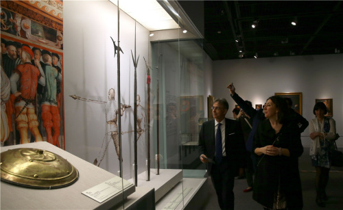 Federica Zalabra (right), curator of the exhibition, introduces armor from Renaissance Italy to visitors. (Photo by Zou Hong/China Daily) Federica Zalabra (right), curator of the exhibition, introduces armor from Renaissance Italy to visitors. (Photo by Zou Hong/China Daily)