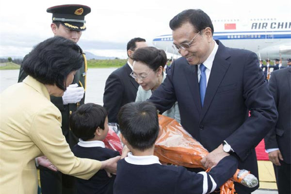 Premier Li Keqiang arrived in Bogota, the capital of Colombia, to start his official visit to the country on May 21. Li said that China and Colombia should fully use their complementary advantages, consolidate their traditional friendship and expand cultural exchanges. (Photo/english.gov.cn) Premier Li Keqiang arrived in Bogota, the capital of Colombia, to start his official visit to the country on May 21. Li said that China and Colombia should fully use their complementary advantages, consolidate their traditional friendship and expand cultural exchanges. (Photo/english.gov.cn)