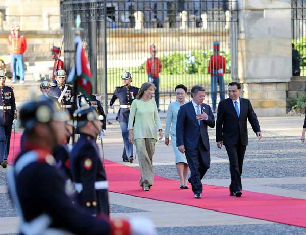 Premier Li Keqiang, accompanied by Colombian President Juan Manuel Santos Calderón, reviews the guards of honor at the Presidential Palace after arrival in capital Bogota on May 21, 2015. (Photo/english.gov.cn) Premier Li Keqiang, accompanied by Colombian President Juan Manuel Santos Calderón, reviews the guards of honor at the Presidential Palace after arrival in capital Bogota on May 21, 2015. (Photo/english.gov.cn)