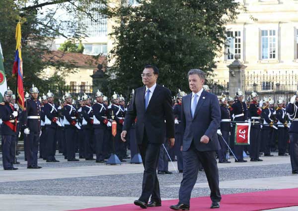 Premier Li Keqiang, left, accompanied by Colombian President Juan Manuel Santos Calderón, reviews the guards of honor at the Presidential Palace after Li's arrival in capital Bogota on May 21, 2015. (Photo/english.gov.cn) Premier Li Keqiang, left, accompanied by Colombian President Juan Manuel Santos Calderón, reviews the guards of honor at the Presidential Palace after Li's arrival in capital Bogota on May 21, 2015. (Photo/english.gov.cn)