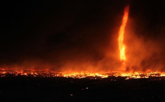 A rare fire tornado was photographed amid a blaze that occured near a wholesale produce market in Huizhou City, Guangdong Province, on July 5. (Photo/sznews.com) A rare fire tornado was photographed amid a blaze that occured near a wholesale produce market in Huizhou City, Guangdong Province, on July 5. (Photo/sznews.com)