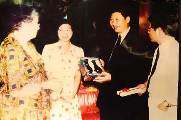 Xi Jinping (second from right) meets with an American woman in Fuzhou, Fujian province, 1992. (Photo/people.cn) Xi Jinping (second from right) meets with an American woman in Fuzhou, Fujian province, 1992. (Photo/people.cn)