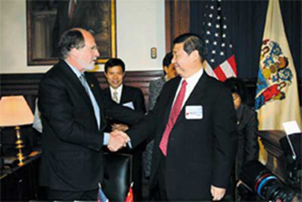 Xi Jinping (right), then Party Secretary of Zhejiang province, shakes hands with then New Jersey Governor in Trenton, New Jersey, in May 2006. (Photo/people.cn) Xi Jinping (right), then Party Secretary of Zhejiang province, shakes hands with then New Jersey Governor in Trenton, New Jersey, in May 2006. (Photo/people.cn)