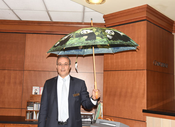 A staff member at the Washington Wardman Hotel displays an umbrella with giant panda designed on it on Tuesday as President Xi Jinping begins his state visit to the United States. Photo provided to China Daily. A staff member at the Washington Wardman Hotel displays an umbrella with giant panda designed on it on Tuesday as President Xi Jinping begins his state visit to the United States. Photo provided to China Daily.