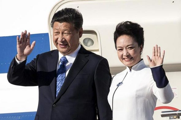 Chinese President Xi Jinping and First Lady Peng Liyuan arrive at Paine Field in Everett, Washington, Sept 22, 2015. (Photo/Xinhua) Chinese President Xi Jinping and First Lady Peng Liyuan arrive at Paine Field in Everett, Washington, Sept 22, 2015. (Photo/Xinhua)