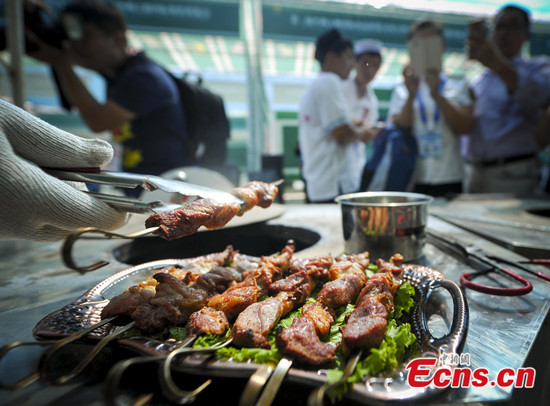 Islamic lamb kebabs with cumin, teppanyaki-style squid with five-spice sauce, gigantic swords of mind-blowing spicy chicken wings, grilled fresh oysters, fried pork tenderloin slices and razzle-dazzle exhibitions of vegetables-on-sticks.(Photo/China News Service) Islamic lamb kebabs with cumin, teppanyaki-style squid with five-spice sauce, gigantic swords of mind-blowing spicy chicken wings, grilled fresh oysters, fried pork tenderloin slices and razzle-dazzle exhibitions of vegetables-on-sticks.(Photo/China News Service)