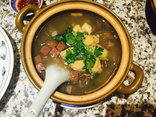 Duck blood soup with vermicelli. (Photo/Xinhua) Duck blood soup with vermicelli. (Photo/Xinhua)