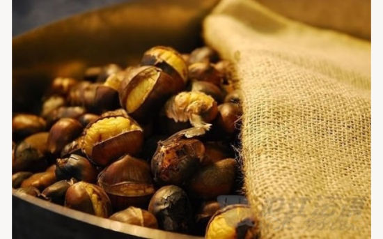Sugar-fried chestnuts. (Photo/ Xinhua) Sugar-fried chestnuts. (Photo/ Xinhua)