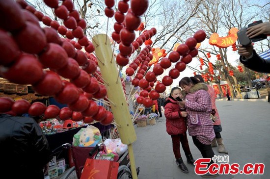 Sugar-coated haws. (Photo/China News Service) Sugar-coated haws. (Photo/China News Service)