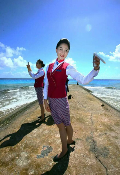 A stewardess takes a selfie. (Photo/Xinhua) A stewardess takes a selfie. (Photo/Xinhua)