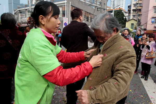 A student volunteer helps an old woman try on a jacket donated by local resident in Liuzhou city, South China's Guangxi Zhuang autonomous region, Jan 30, 2016. (Photo by Qing Yaolin/China Daily) A student volunteer helps an old woman try on a jacket donated by local resident in Liuzhou city, South China's Guangxi Zhuang autonomous region, Jan 30, 2016. (Photo by Qing Yaolin/China Daily)