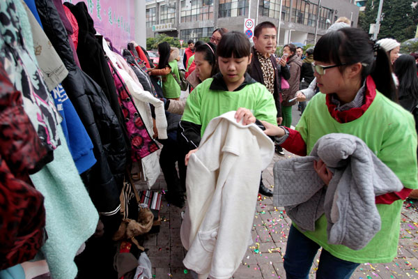 Student volunteers fold donated clothing from local residents in front of a Wall of Kindness in Liuzhou city, South China's Guangxi Zhuang autonomous region, Jan 30, 2016. (Photo by Qing Yaolin/China Daily) Student volunteers fold donated clothing from local residents in front of a Wall of Kindness in Liuzhou city, South China's Guangxi Zhuang autonomous region, Jan 30, 2016. (Photo by Qing Yaolin/China Daily)
