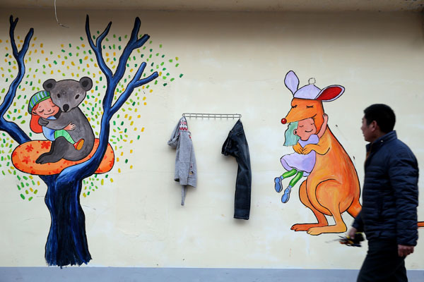 A local resident passes by the cartoon-decorated Wall of Kindness in Zhengzhou city, Central China's Henan province, Feb 2, 2016. (Photo by Hou Jianxun/China Daily) A local resident passes by the cartoon-decorated Wall of Kindness in Zhengzhou city, Central China's Henan province, Feb 2, 2016. (Photo by Hou Jianxun/China Daily)