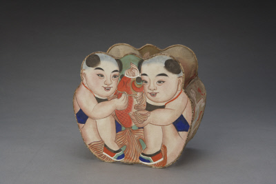 The children holding a goldfish lantern, kept at the Palace Museum. (Photo/dpm.org.cn) The children holding a goldfish lantern, kept at the Palace Museum. (Photo/dpm.org.cn)