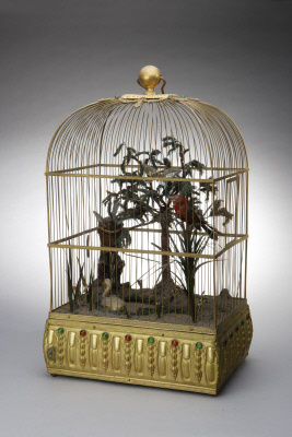 A gilded square singing bird music box kept at the Palace Museum. (Photo/dpm.org.cn) A gilded square singing bird music box kept at the Palace Museum. (Photo/dpm.org.cn)