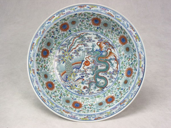 A plate with the pattern of a flying dragon and a dancing phoenix, made during the reign of Emperor Yongzheng in Qing Dynasty (1644-1911), is on display at Shenyang Palace Museum in Shenyang city, Northeast China's Liaoning province, on Sept 26, 2016. (Photo provided to chinadaily.com.cn) A plate with the pattern of a flying dragon and a dancing phoenix, made during the reign of Emperor Yongzheng in Qing Dynasty (1644-1911), is on display at Shenyang Palace Museum in Shenyang city, Northeast China's Liaoning province, on Sept 26, 2016. (Photo provided to chinadaily.com.cn)