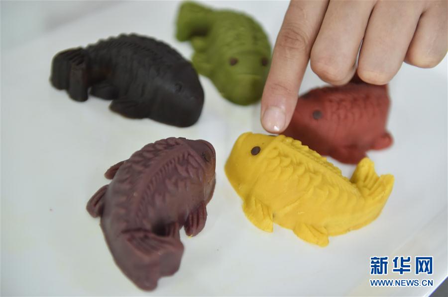Fuzhou's carp-shaped cakes suit Mid-Autumn Festival best