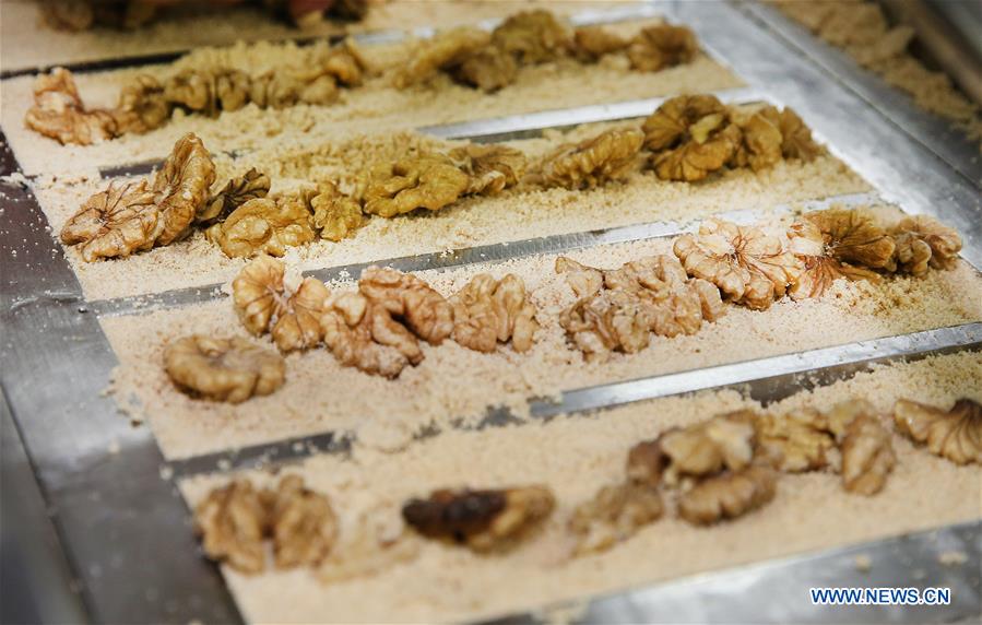Cooks make traditional snacks in Jiangsu