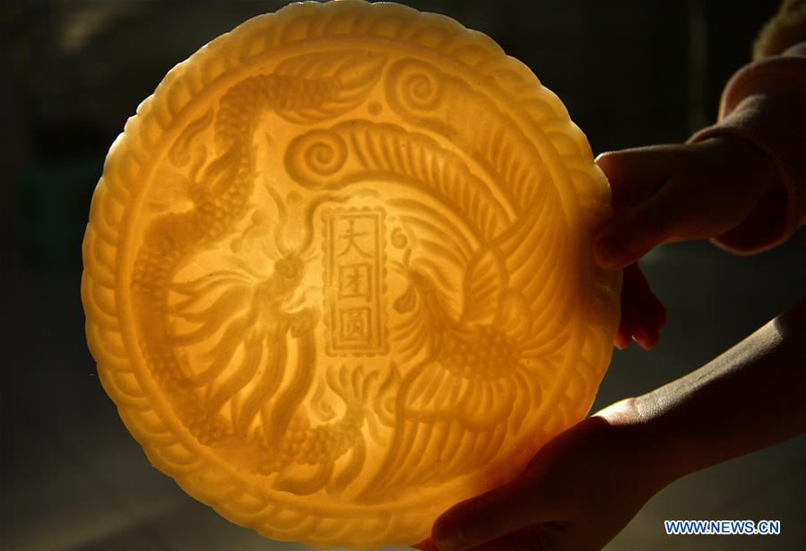 People make Ciba to greet Spring Festival in Hubei