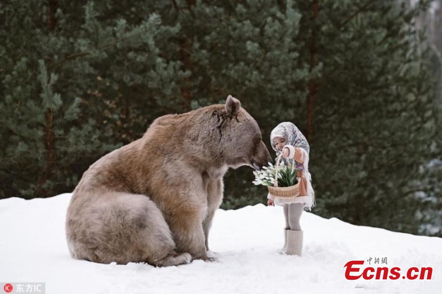 Incredible snaps show kids playing with huge grizzly bear