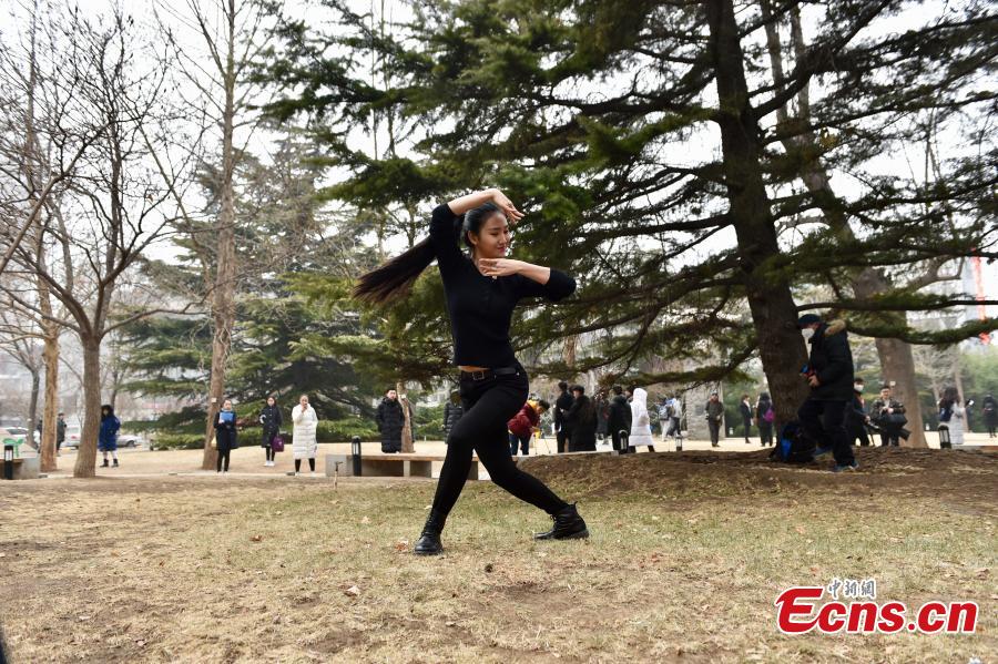 Beijing Film Academy hopefuls take entrance exam