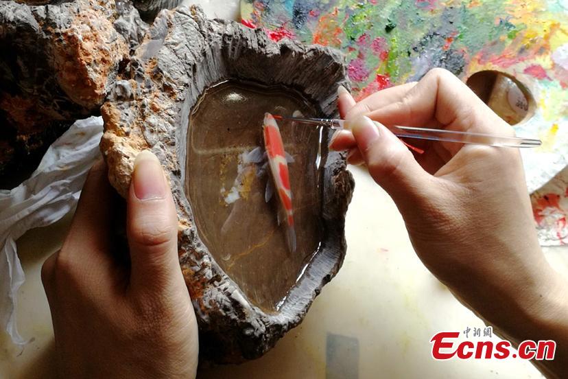 Graduate's resin painting deceives a cat