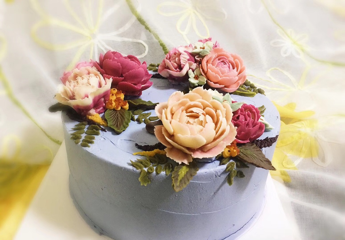 Making cakes become succulent plants and flowers