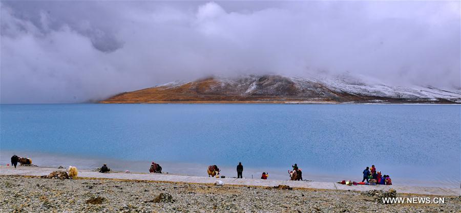 Spring arrives at Yamdrok Lake
