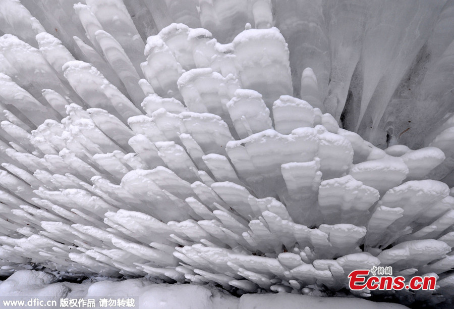 Beijing' s frozen waterfall attracts tourists(1/3)