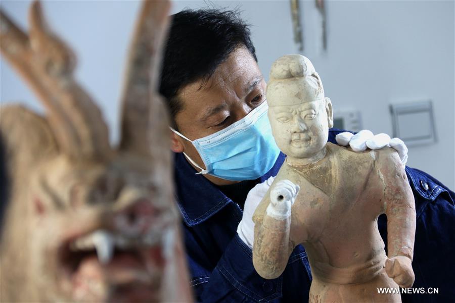 Restoration of painted ceramic historical objects starts in Gansu (1/3)